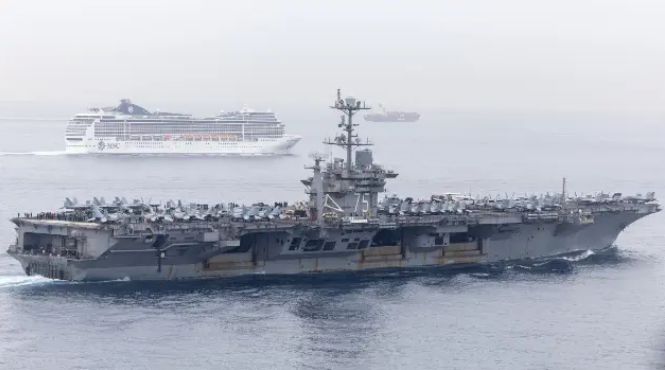 اصطدام حاملة طائرات أمريكية بسفينة تجارية بالقرب من بورسعيد