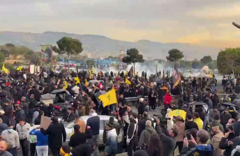 الجيش اللبناني يفض اعتصام لـ”حزب الله” على طريق المطار ومسؤول في الحزب...