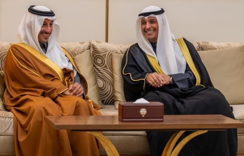 وزير الإعلام الكويتى يستقبل وزير السياحة السعودي لدى وصوله إلى الكويت