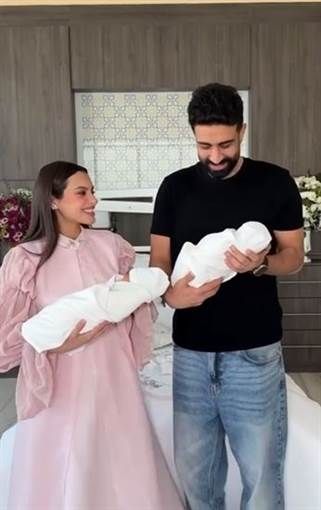 كارمن سليمان تفاجئ جمهورها بإنجابها توأم فاجأت الفنانة كارمن سليمان جمهورها وكشفت أنها رزقت بتوأم بنات.كانت كارمن سليمان أعلنت أنها أنجبت دون الكشف عن إقرأ المزيد