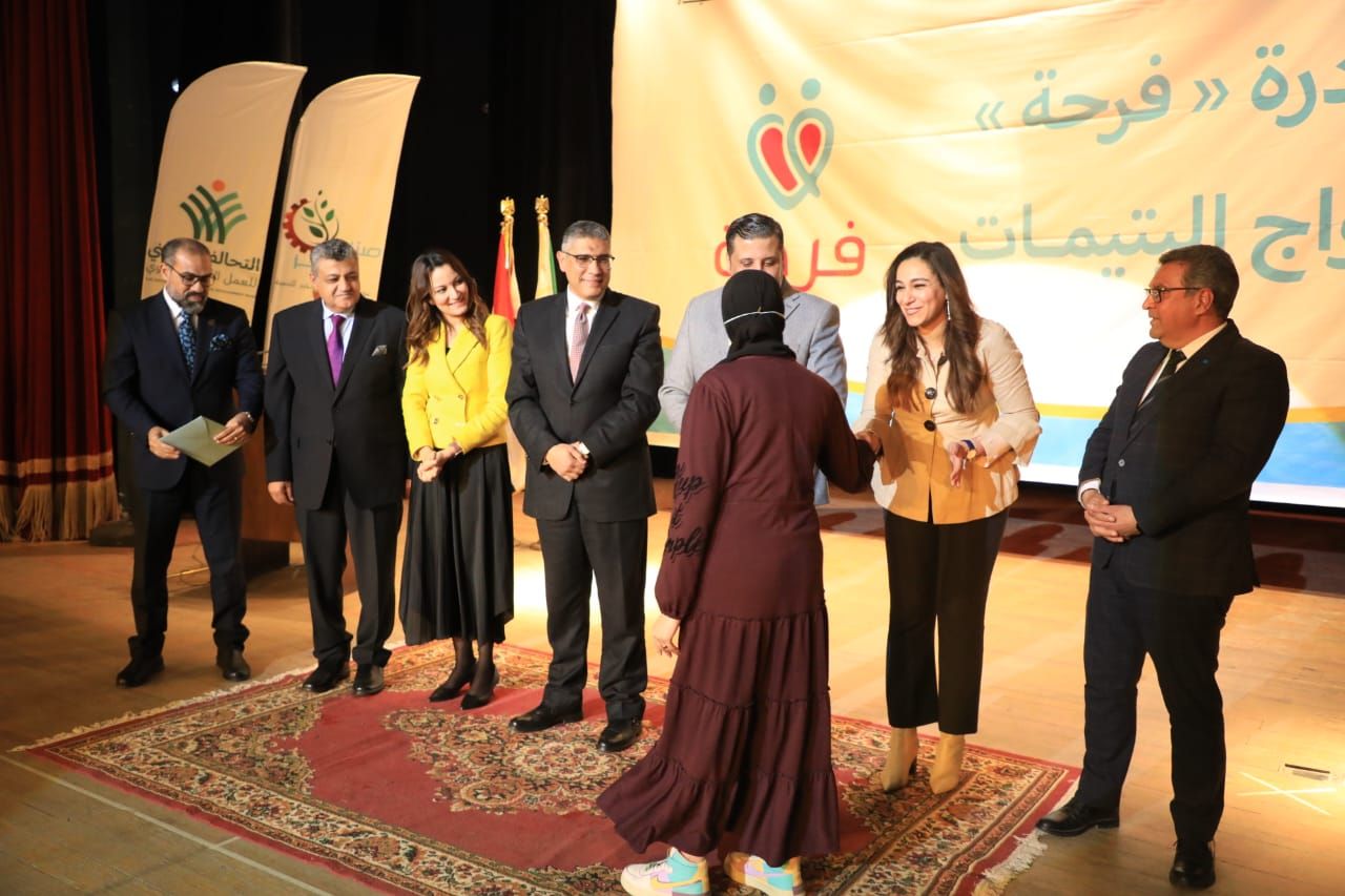 محافظ الجيزة يسلم منح مالية لــ 66 فتاة من اليتيمات المقبلات على الزواج (صور)