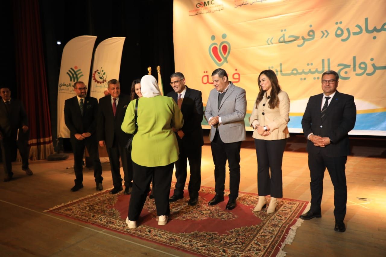 محافظ الجيزة يسلم منح مالية لــ 66 فتاة من اليتيمات المقبلات على الزواج (صور)