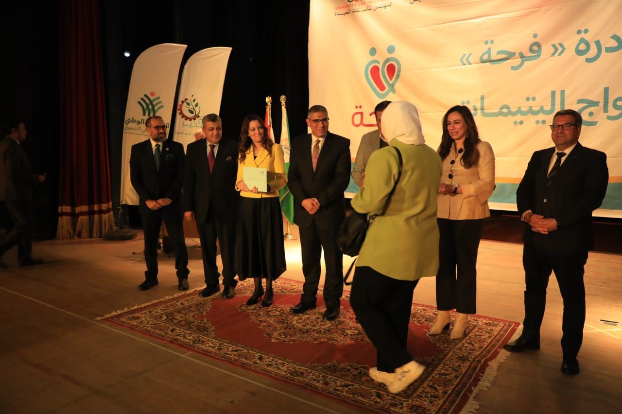 محافظ الجيزة يسلم منح مالية لــ 66 فتاة من اليتيمات المقبلات على الزواج (صور)