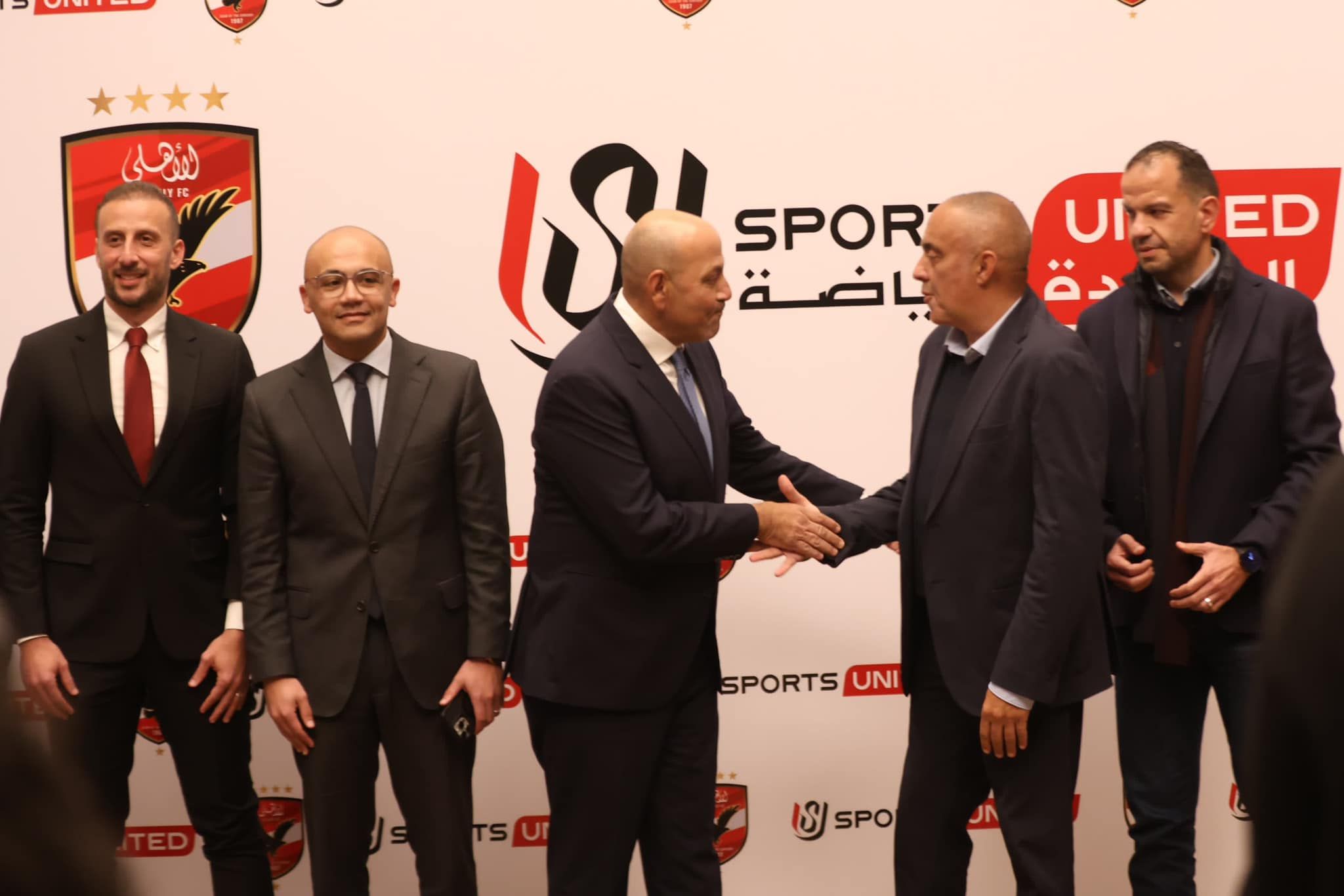 المتحدة للرياضة وشركة الأهلى يوقعان عقد رعاية معسكر الفريق في المونديال
