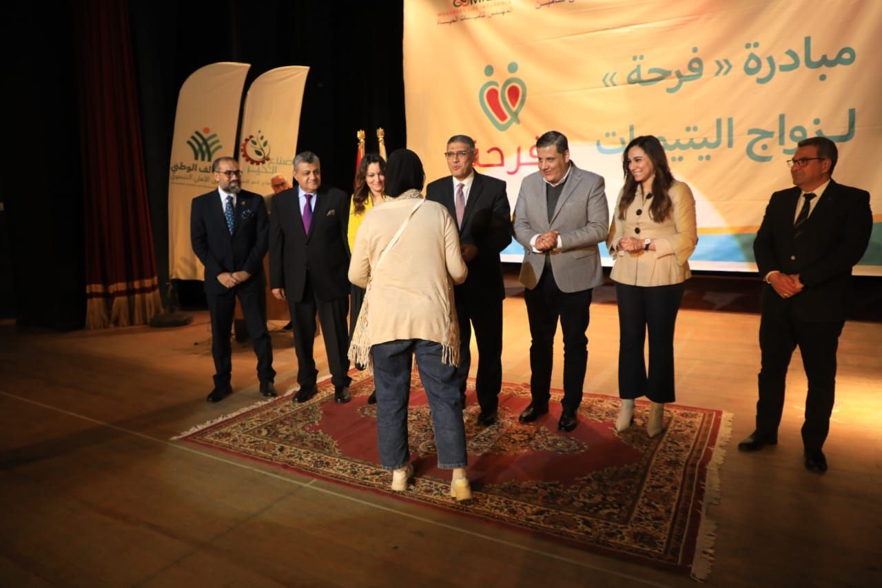 محافظ الجيزة يسلم منح مالية لــ 66 فتاة من اليتيمات المقبلات على الزواج (صور)