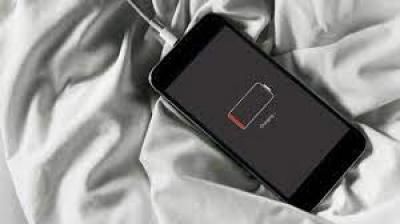 4 أخطاء تجنبها لإطالة عمر بطارية هاتفك