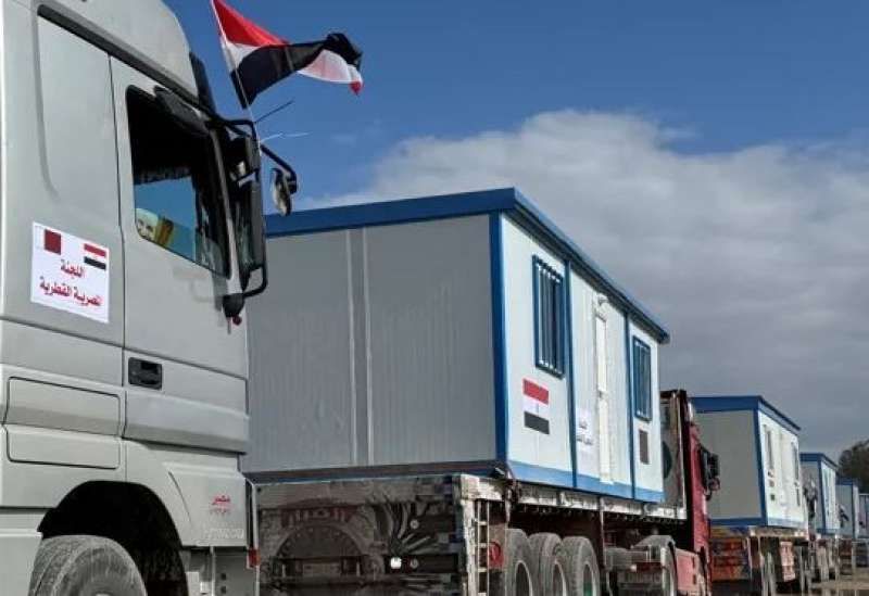 عبور أول دفعة من المنازل المتنقلة لمعبر كرم أبو سالم تمهيدا لدخولها...