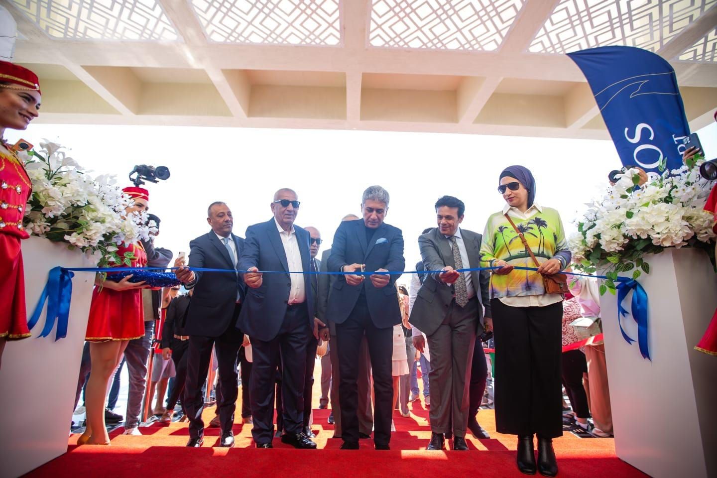 وزير السياحة يفتتح منتجع سياحي جديد بمنطقة خليج مكادي بمدينة…