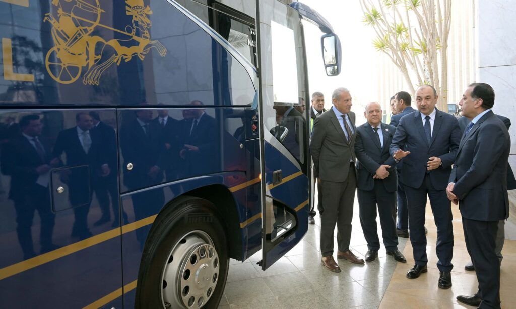 رئيس الوزراء يتفقد نموذجا لأتوبيس سياحي لشركة مصر للسياحة من…