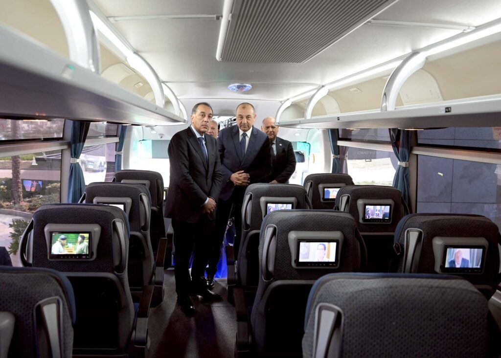 رئيس الوزراء يتفقد نموذجا لأتوبيس سياحي لشركة مصر للسياحة من…