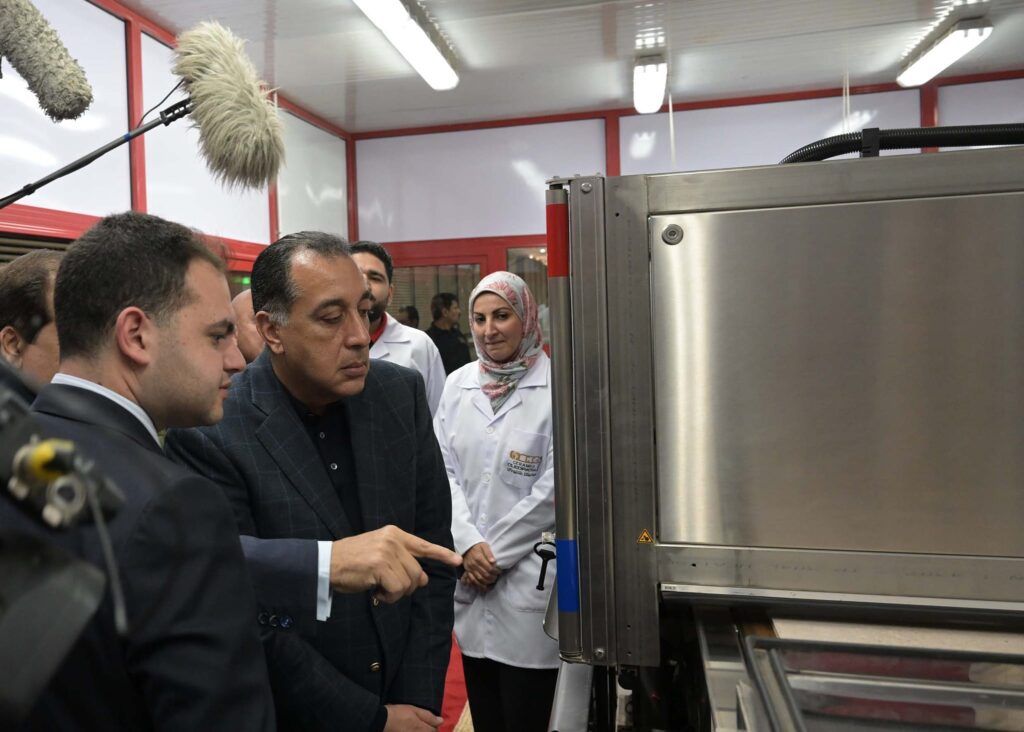 رئيس الوزراء يفتتح المرحلة الثانية من مصنع سيراميكا…