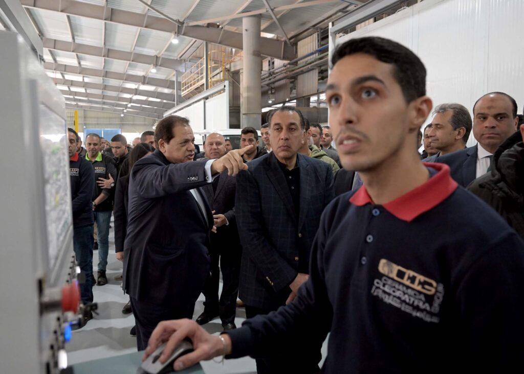 رئيس الوزراء يفتتح المرحلة الثانية من مصنع سيراميكا…