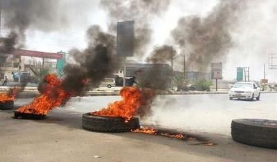 أخبار اليمن : تحذير من مخاطر إحراق الإطارات في شوارع العاصمة