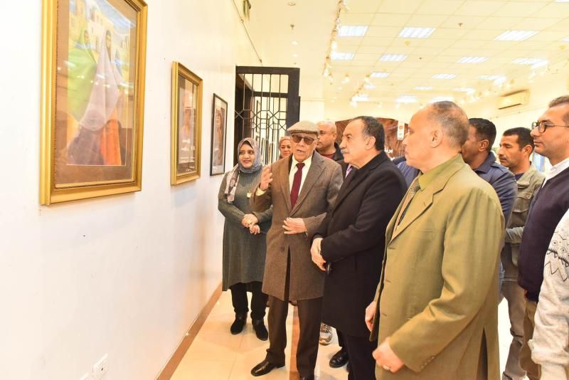 محافظ أسيوط يتفقد معرض لوحات فنية للفنان التشكيلي سعد زغلول بقصر الثقافة