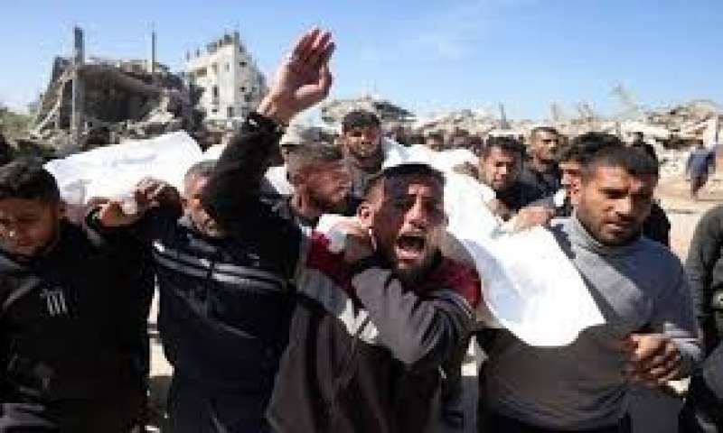 استشهاد فلسطينيين إثر قصف مسيرة إسرائيلية شرق مطار غزة المدمر برفح جنوبي...