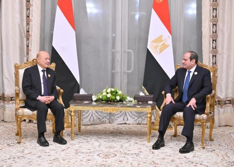 الرئيس السيسى ورئيس مجلس القيادة الرئاسى اليمنى يبحثان استعادة الأمن فى باب...