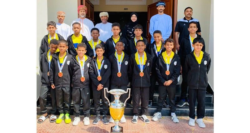 المديرة العامة بتعليمية ظفار تستقبل الفريق الفائز بالمركز الأول على مستوى سلطنة عمان فـي دوري المدارس لكرة القدم