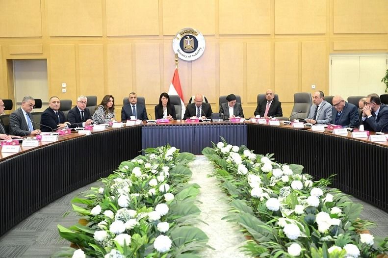 وزير الصناعة يطالب بإعداد تقارير لمواجهة ظاهرة التهريب…