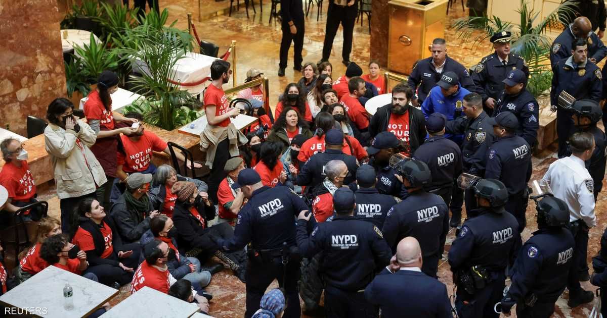 العالم اليوم - متظاهرون يقتحمون "برج ترامب" احتجاجا على اعتقال ناشط فلسطيني