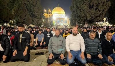 أخبار اليمن : 90 ألفاً يؤدون صلاتي العشاء والتراويح في الأقصى