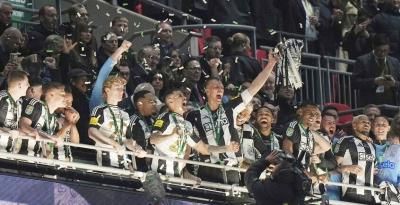 نيوكاسل يتوج بكأس الرابطة