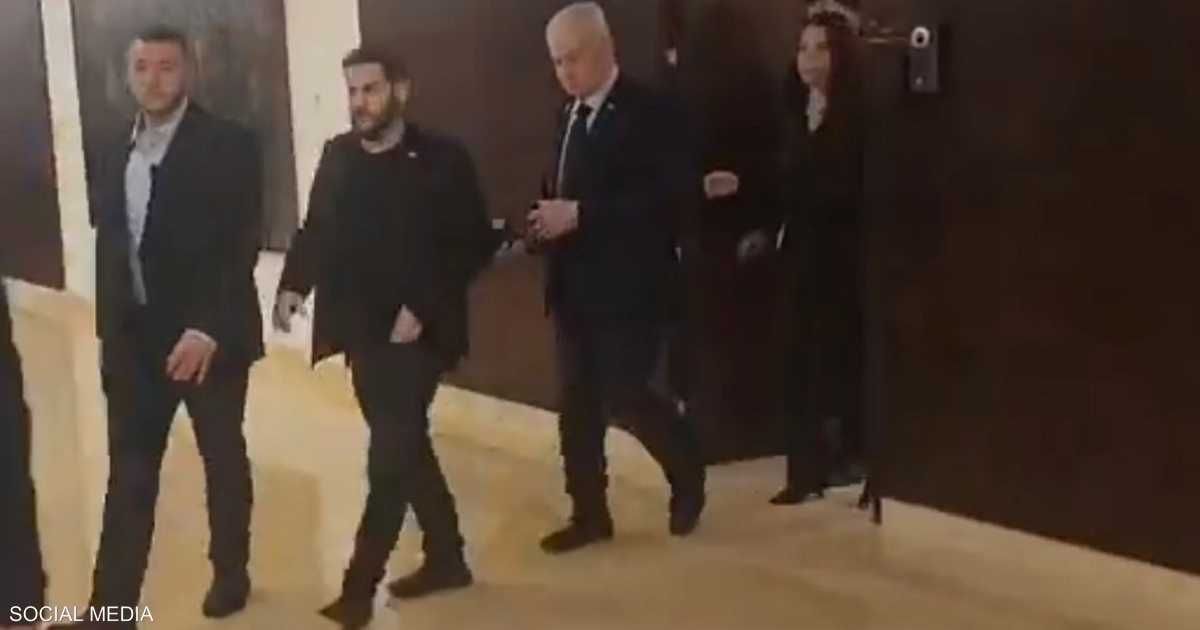 العالم اليوم - فيديو.. نتنياهو يحتمي بملجأ أثناء هجوم صاروخي من اليمن