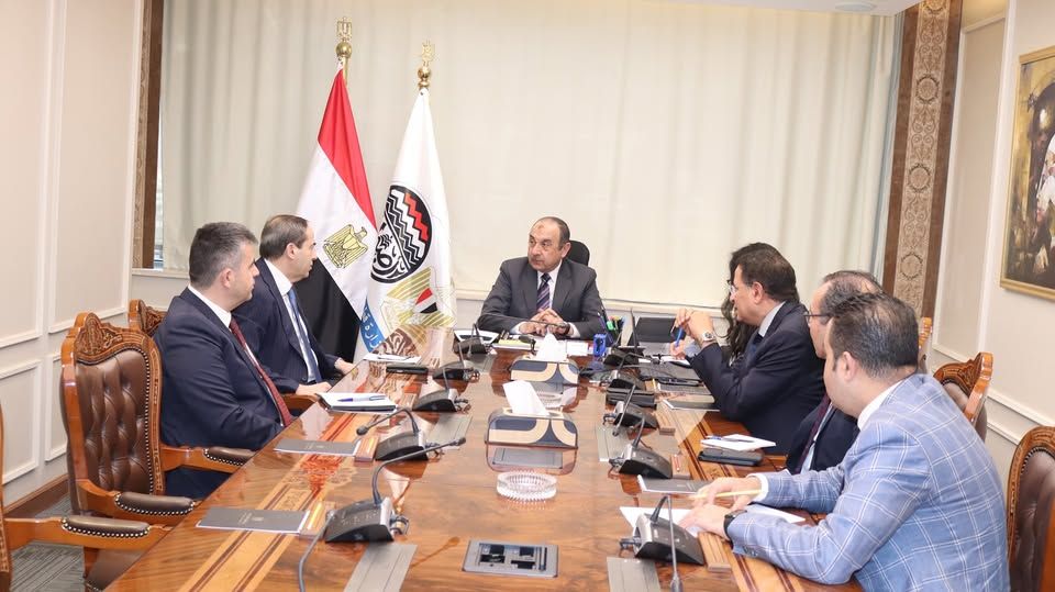 وزير قطاع الأعمال يبحث مع  KCG التركية للمنسوجات التعاون…