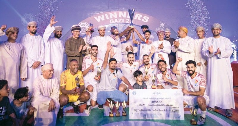 تتويج فريق مكتب محافظ جنوب الشرقية بطلا لخماسيات القدم للصالات