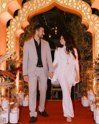 الصور الأولى من خطوبة الفنانة ديانا هشام أعلنت الفنانة ديانا هشام خطوبتها ونشرت صورا لها من خطوبتها وظهرت وهي مرتدية بدلة بيضاء أنيقة وظهر العريس ي إقرأ المزيد