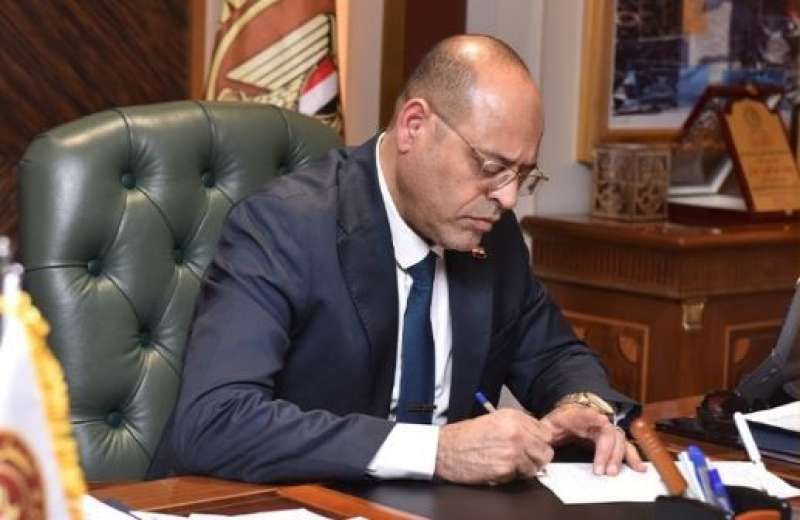 وزير العمل يعتمد صرف مليون و600 ألف جنيه لأُسر 8 من العمالة...