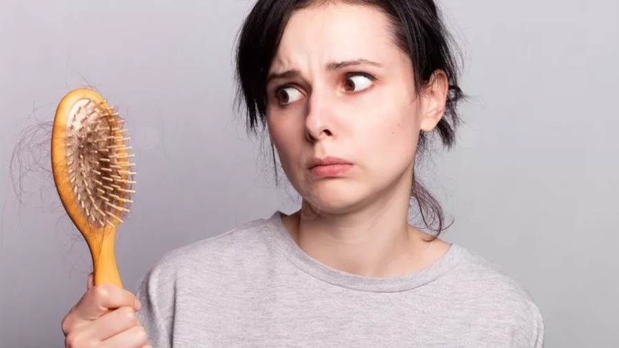 أسباب تساقط الشعر المفاجئ عند النساء