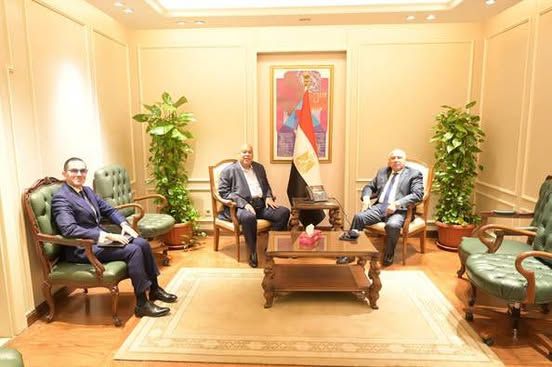 الحكومة تبحث مع مجموعة حديد العشري تعزيز الاستثمارات وتطوير…