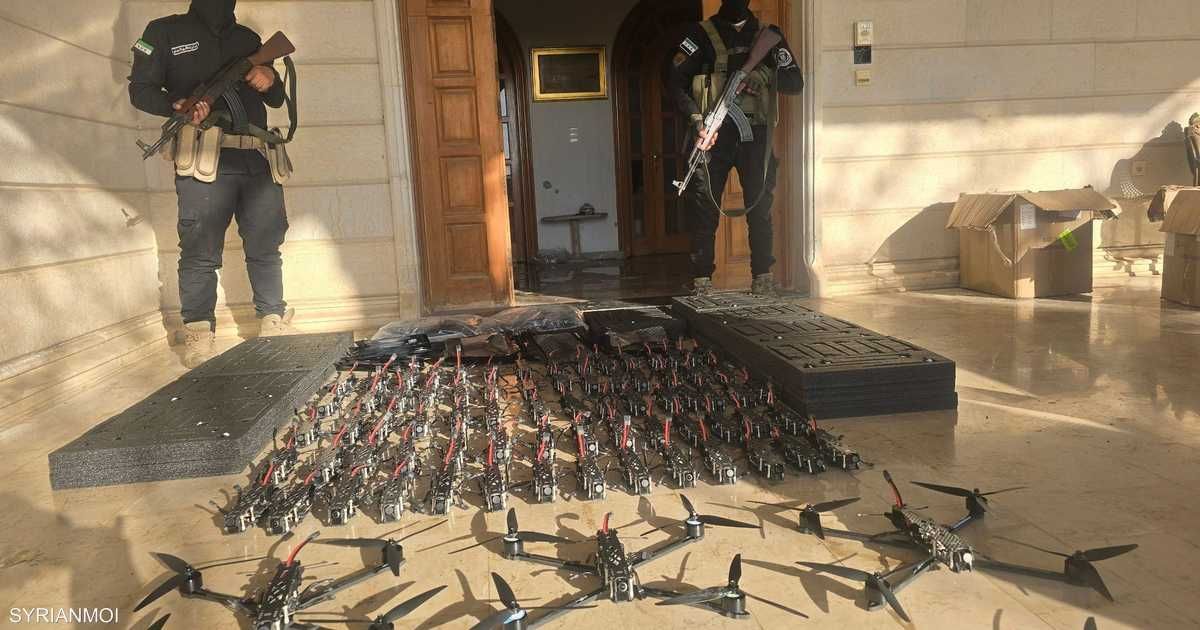 العالم اليوم - الأمن العام السوري يتسلم "مسيرات انتحارية" من أهالي القرداحة