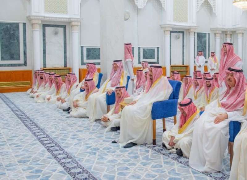 خادم الحرمين الشريفين يؤدى صلاة عيد الفطر فى قصر السلام بجدة