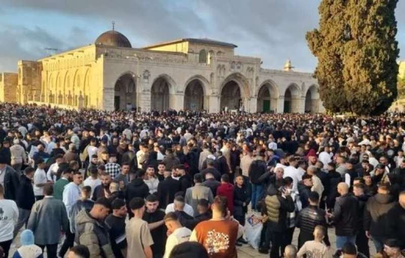 120 ألف فلسطيني يؤدون صلاة عيد الفطر في المسجد الأقصى