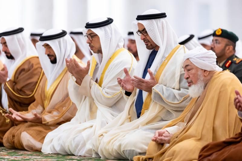 رئيس الإمارات يؤدى صلاة عيد الفطر فى جامع الشيخ زايد