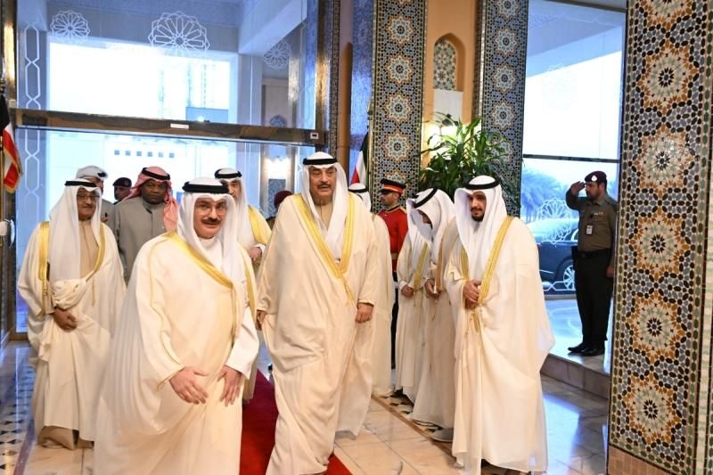 ولي عهد الكويت يؤدي صلاة العيد في المسجد الكبير