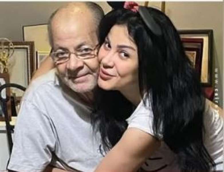 منى ممدوح تعلن خروج والدها من العناية المركزة