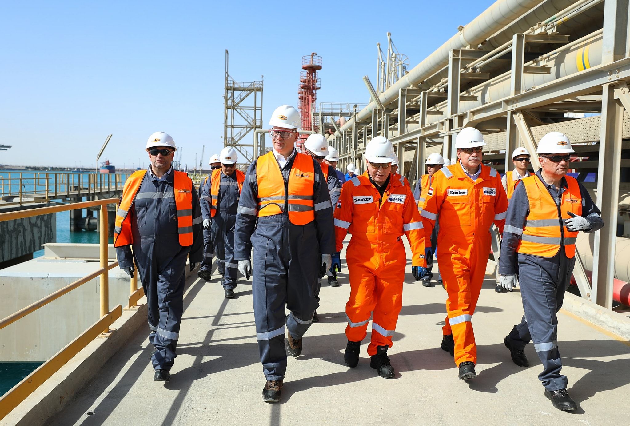 وزير البترول يتفقد محطة سونكر للصب السائل بميناء السخنة