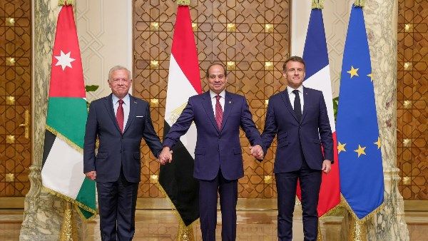 قادة مصر وفرنسا والأردن يجرون مكالمة هاتفية مع ترامب لمناقشة…