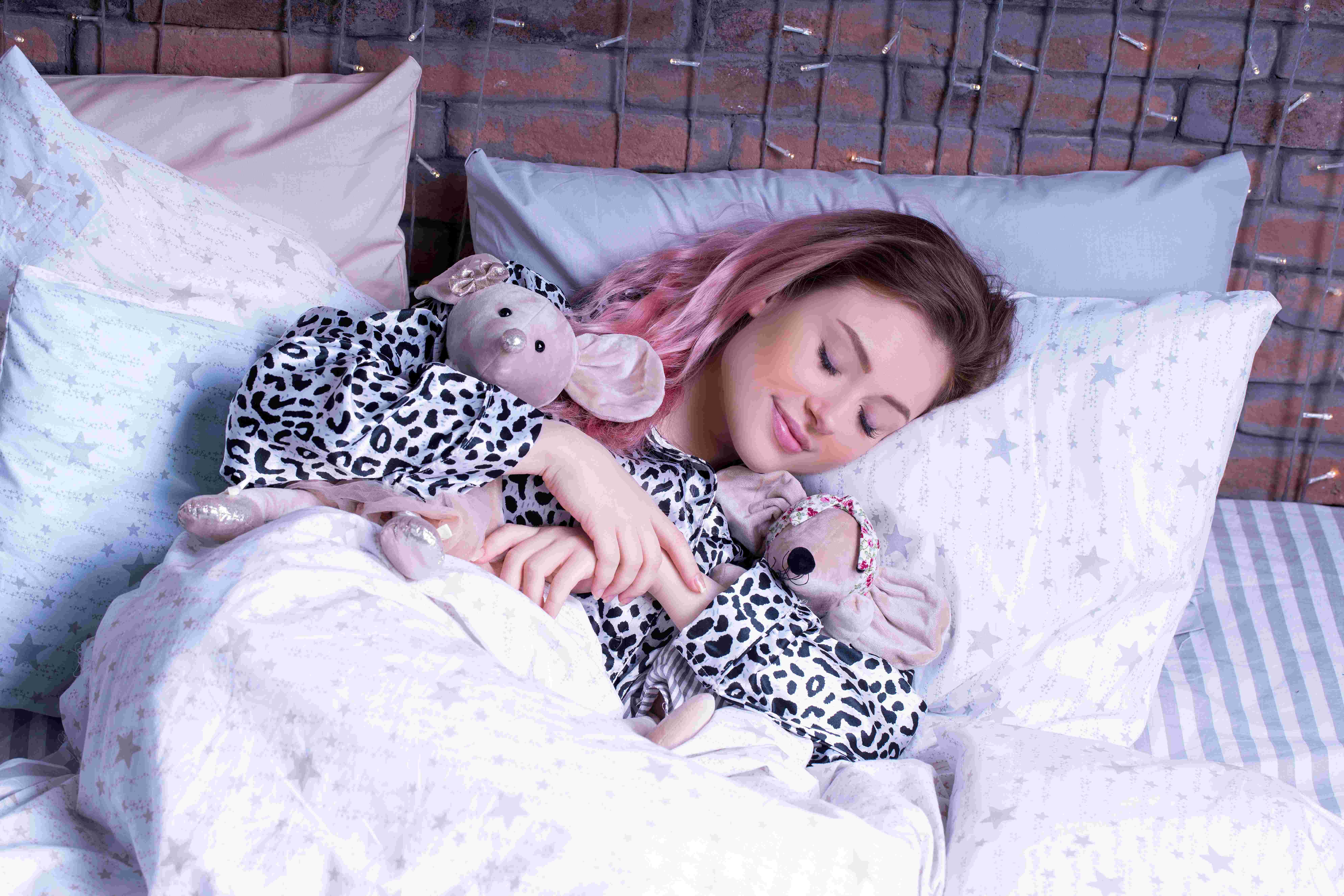 النوم متأخرًا يسبب الاكتئاب: ما العلاقة بين السهر والصحة النفسية