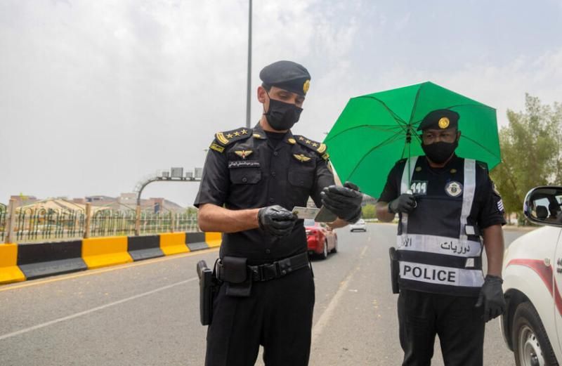 السعودية توقف آلاف المخالفين وتشدد إجراءات الدخول تمهيدا لموسم الحج