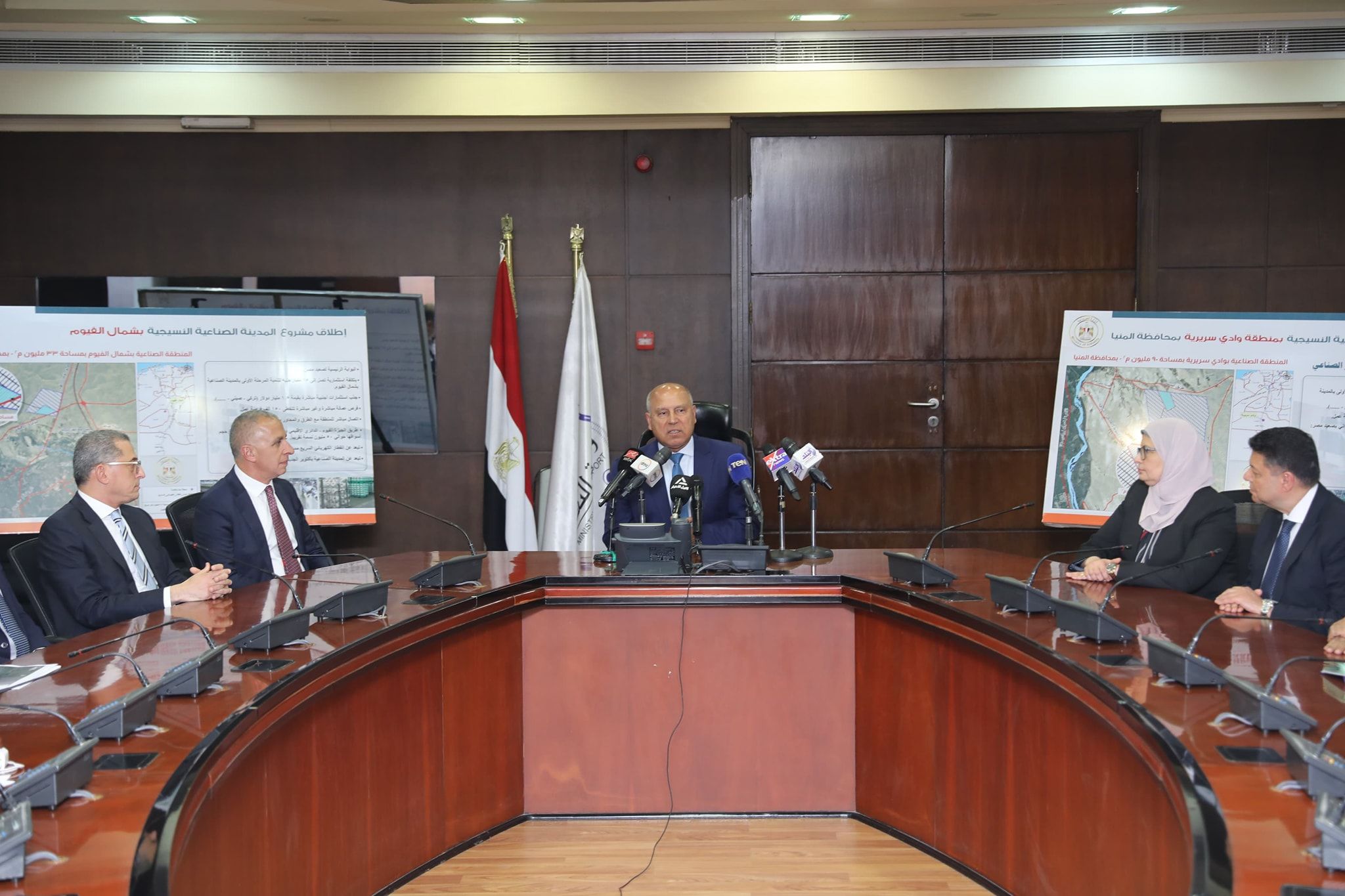 وزير الصناعة يعلن إطلاق مدينتين نسيجيتين متكاملتين بالمنيا…