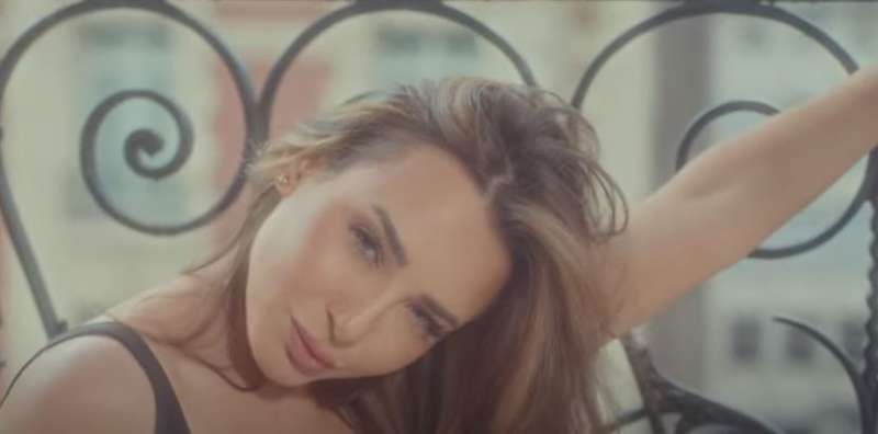 شاهد.. ساندي تطرح أغنية في البلكونة بالتعاون مع عزيز الشافعي