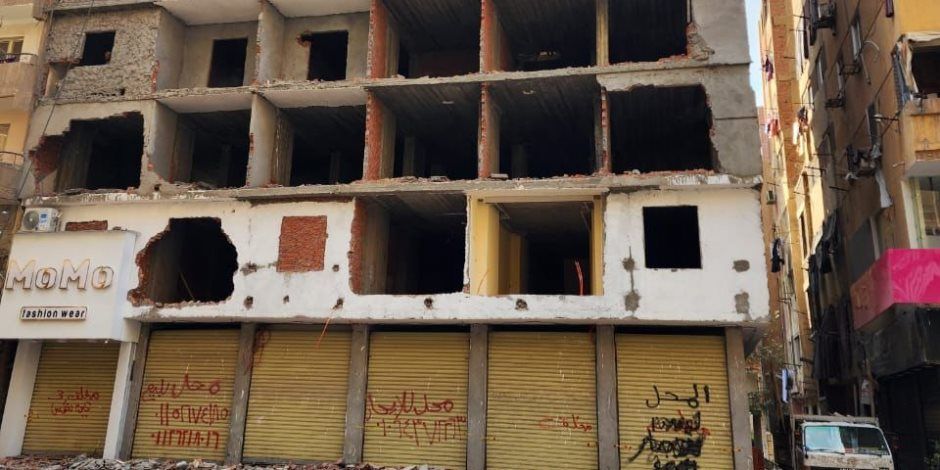 التنمية المحلية: إزالة عقار مخالف بالكامل من 8 طوابق في منطقة عين شمس بالقاهرة