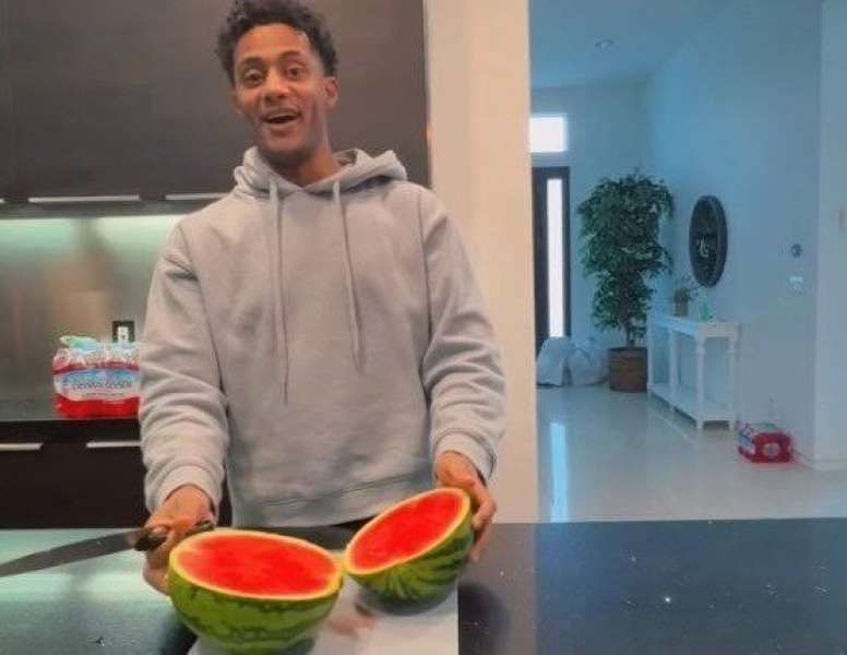 محمد رمضان يقطع البطيخ ويشعل الجدل في كوتشيلا!