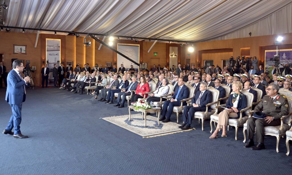 أسامة ربيع: 264 سفينة عدلت مسارها للعبور بقناة السويس منذ…