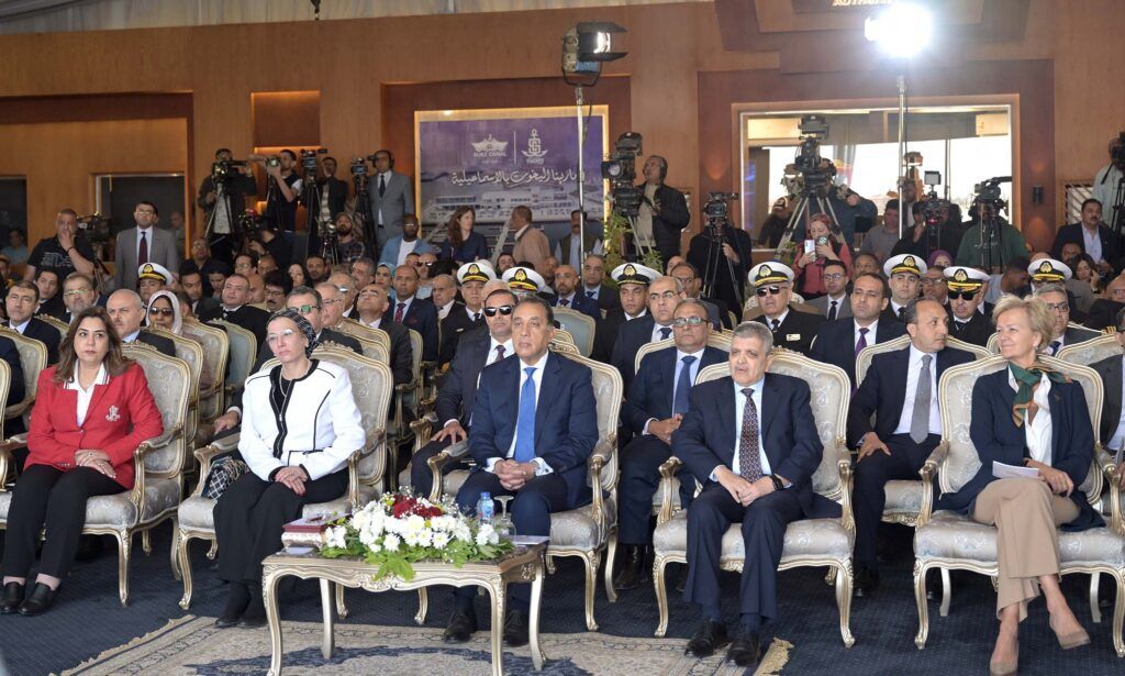 أسامة ربيع: 264 سفينة عدلت مسارها للعبور بقناة السويس منذ…