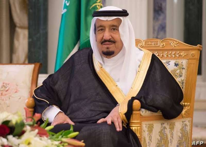 تكريم المقيمين المتميزين بالأسماء .. خادم الحرمين يمنح ميدالية الاستحقاق