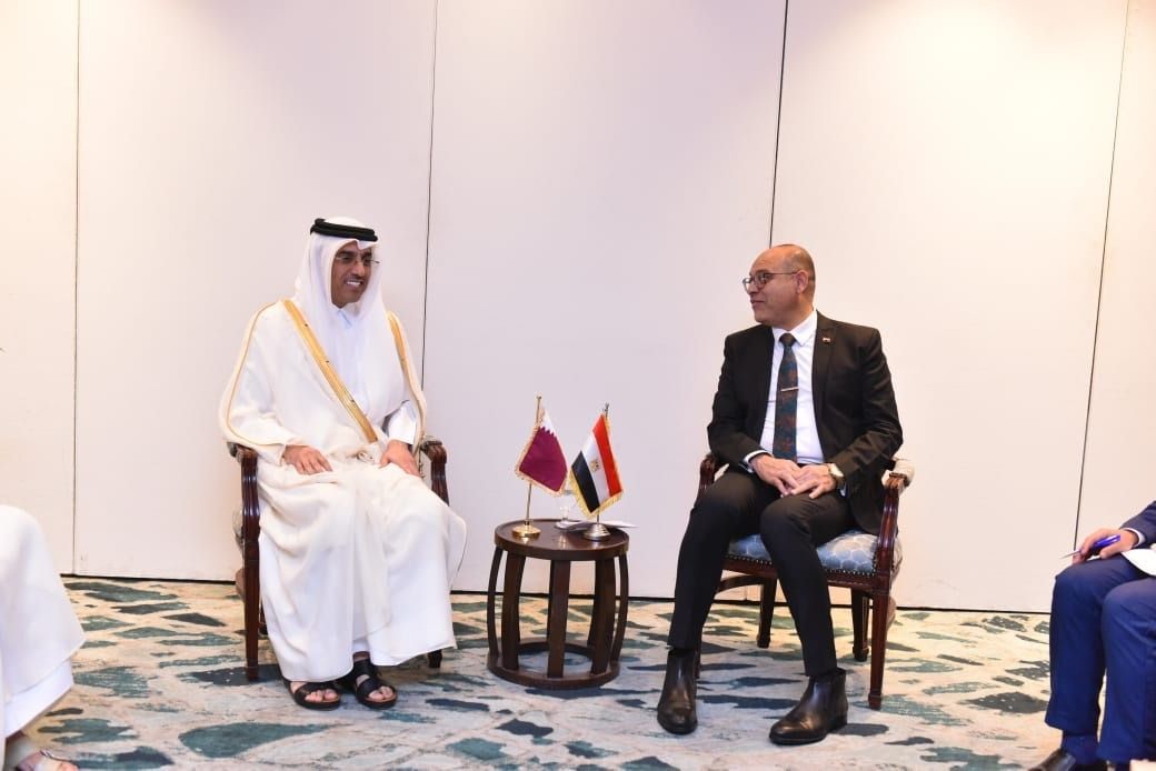وزير العمل يناقش مع نظيره القطري ملفات تنقل الأيدي العاملة…